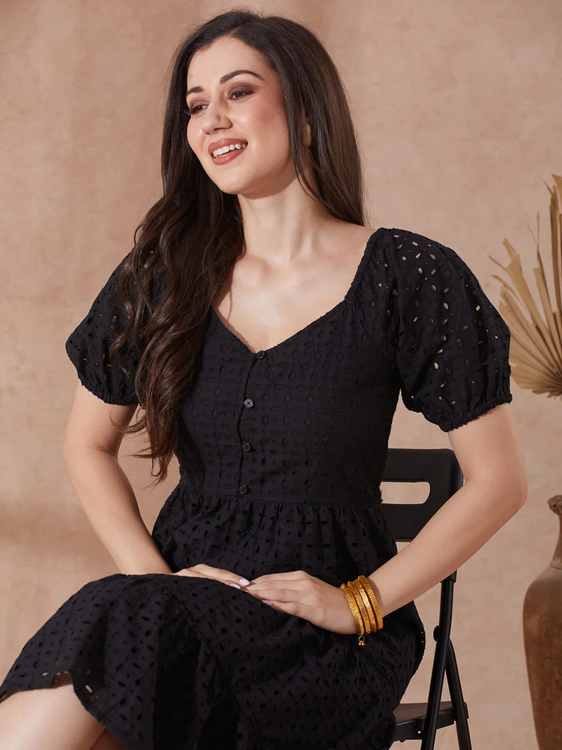 جلو باص فستان نسائي أسود بياقة قلب وأكمام منفوشة وتصميم ذاتي وشيفون وطبقات وخط  بطول ميدي للمنتجع